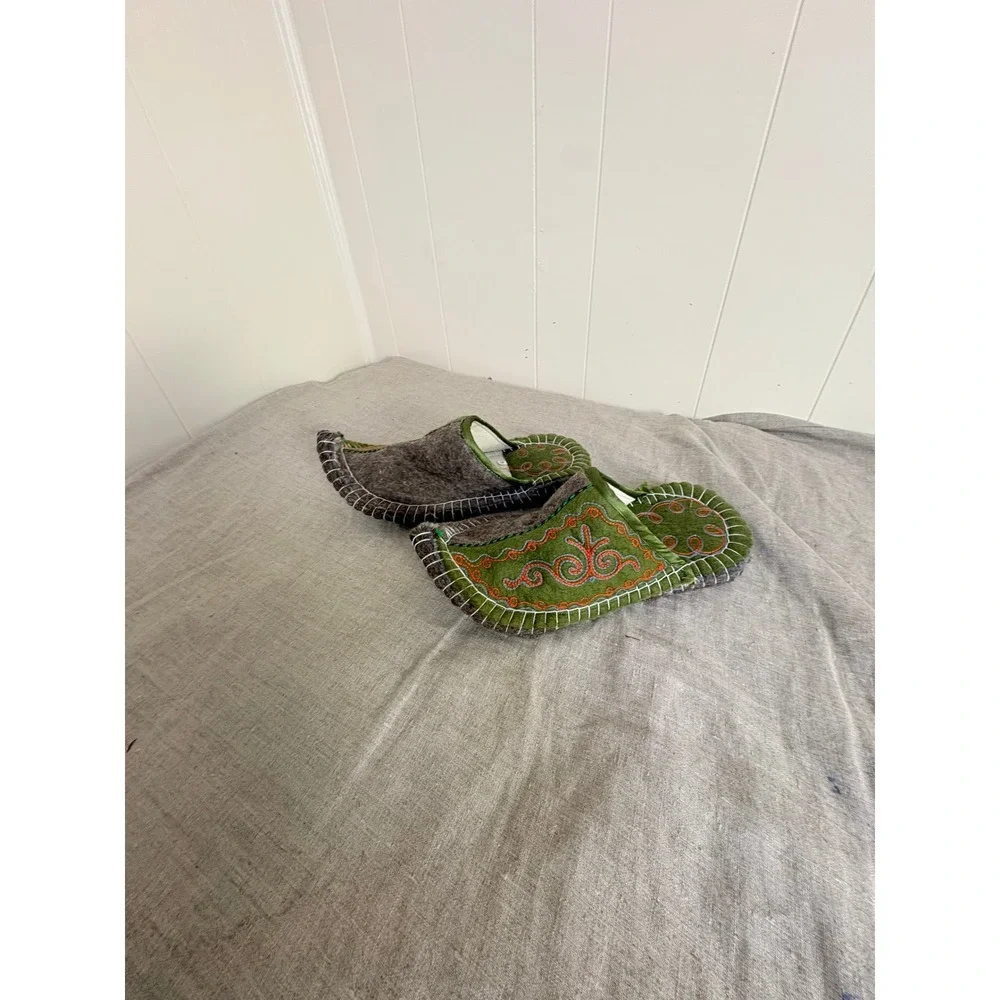 Handmade Felted Wool Embroidered Slippers Green Brown Pointed Toe Size 42 - Picture 2 of 10